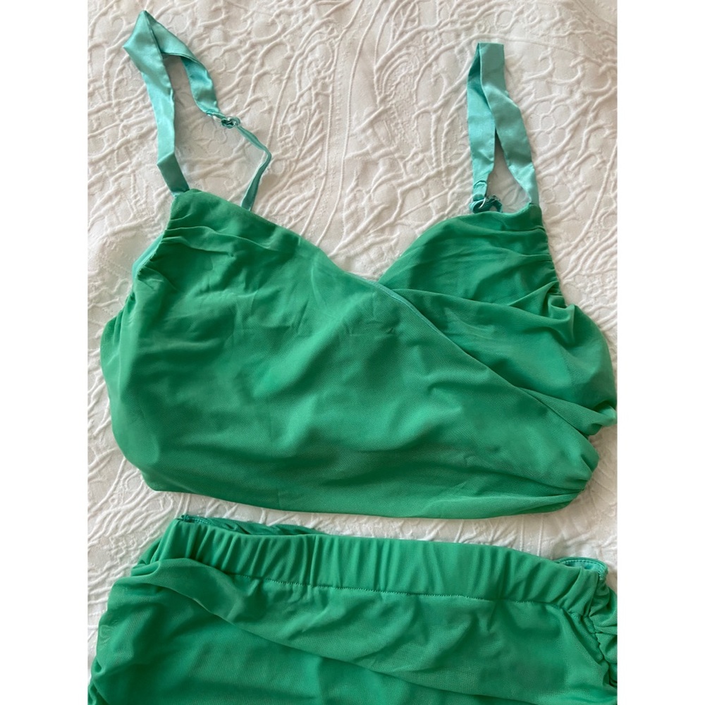 Green two piece rouched crop and skirt - Picture 6 of 6